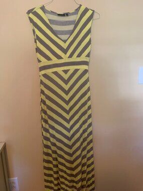 Apt 9 Maxi Dress yellow and gray striped. size M